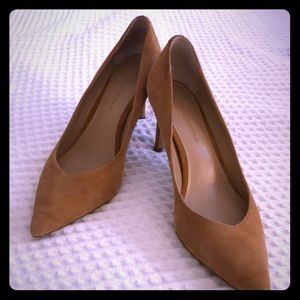 BR tan suede heel in great condition. Size 8.5